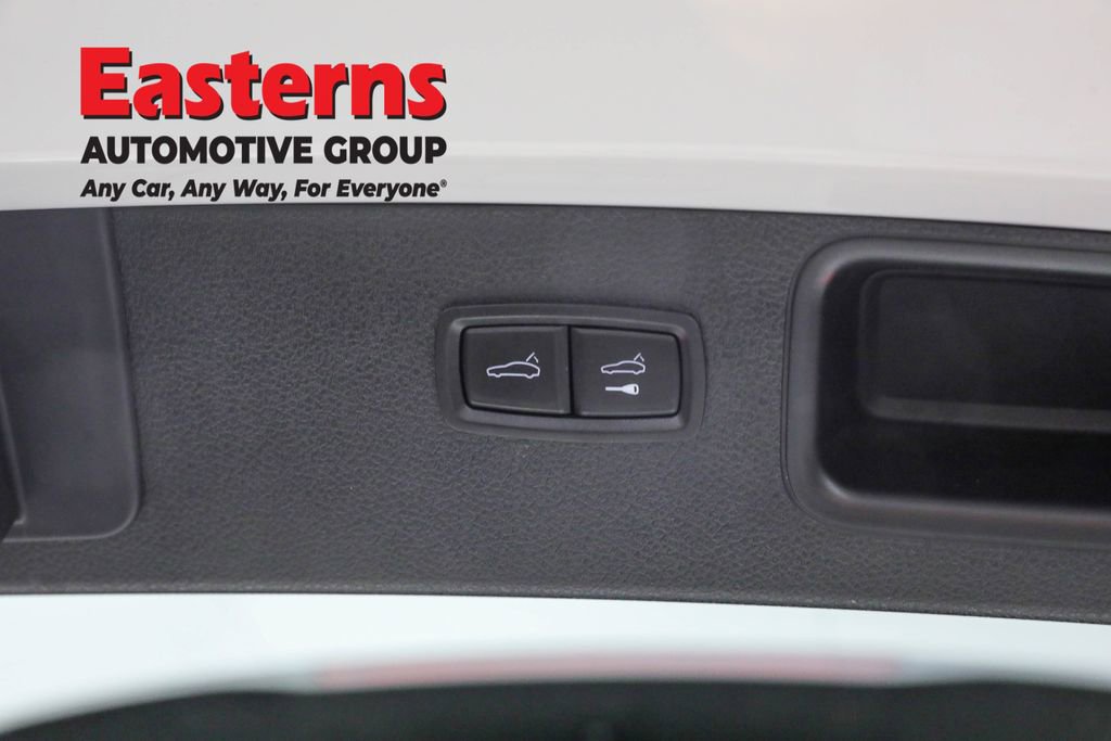 Used 2023 Porsche Macan T w/ Premium Package Plus image 23