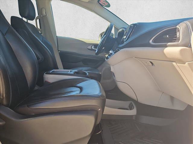Used 2021 Chrysler Pacifica Touring-L image 22