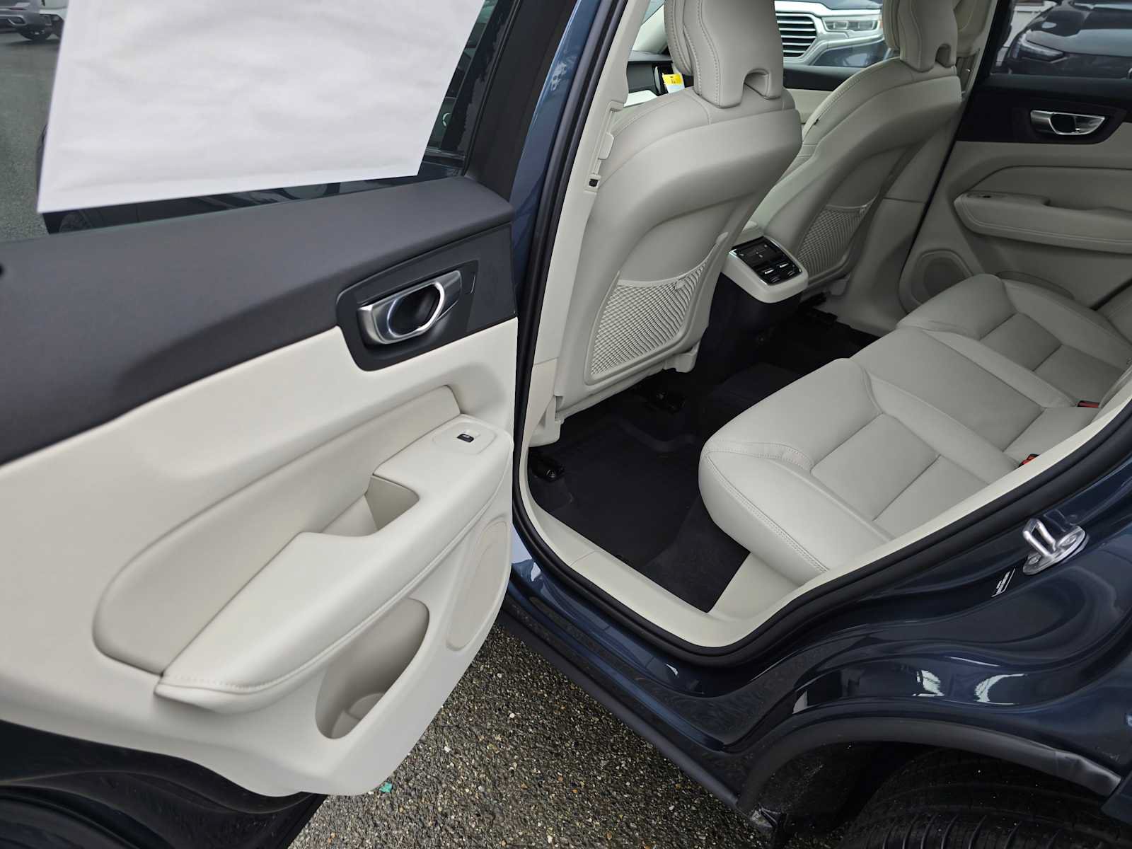 New 2026 Volvo XC60 B5 Ultra w/ Protection Package Premier AWD/4WD image 17