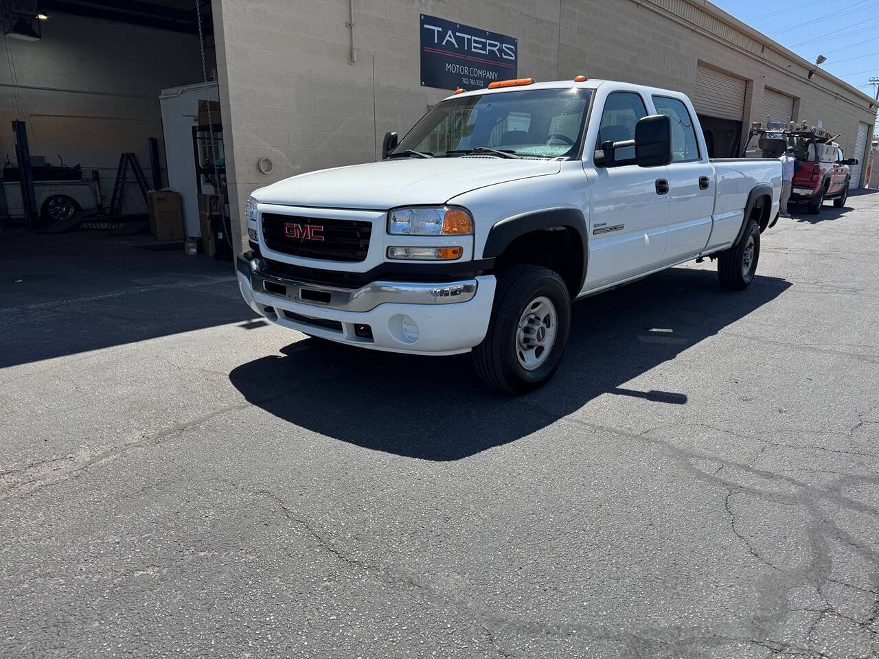 Used 2006 GMC Sierra 2500 W/T w/ Heavy-Duty Power Package RWD image 2