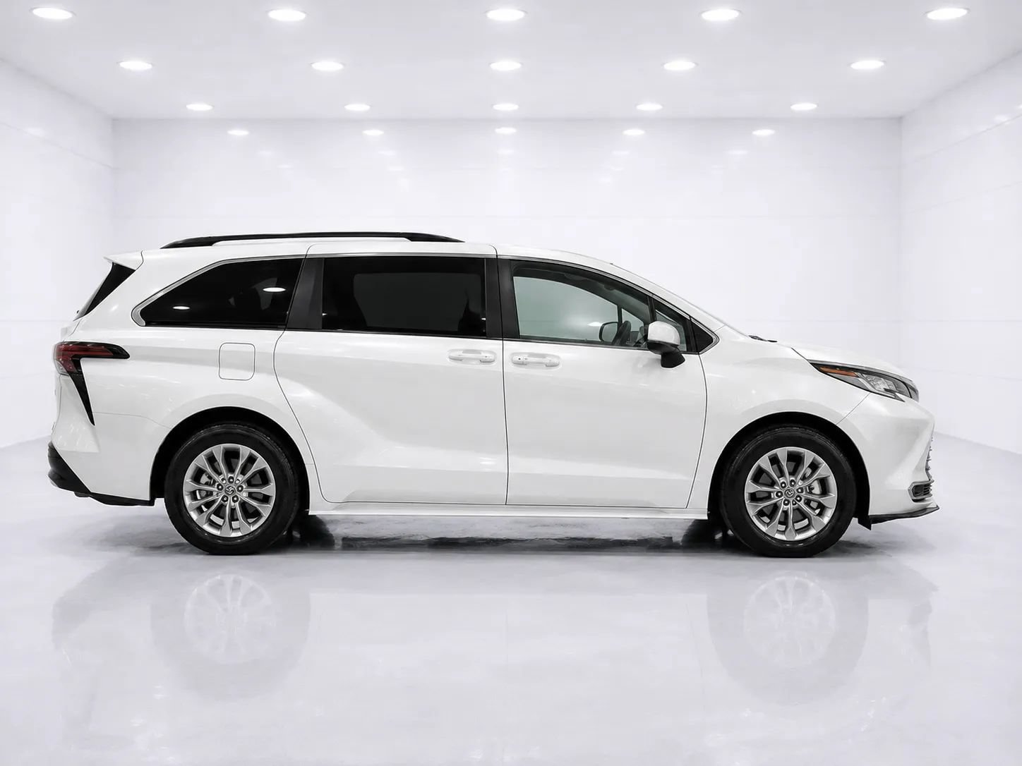 Used 2023 Toyota Sienna LE AWD/4WD image 6