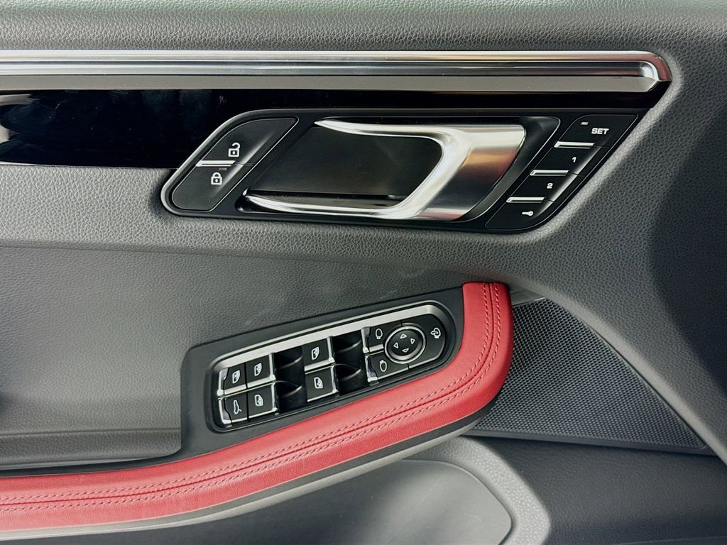 Certified 2025 Porsche Macan AWD/4WD image 11