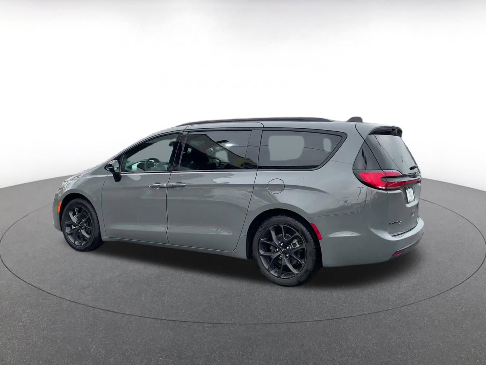 Used 2025 Chrysler Pacifica Limited image 10