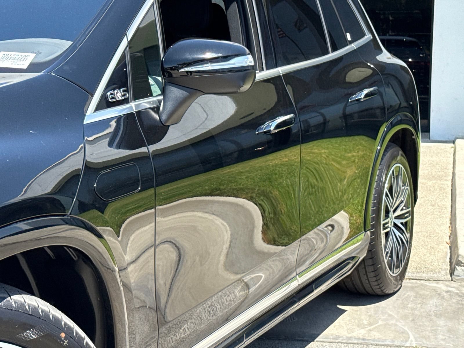 Used 2023 Mercedes-Benz EQS 580 4MATIC SUV w/ Pinnacle Trim Package image 4