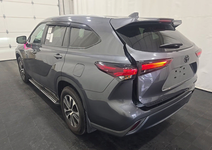 Used 2024 Toyota Highlander XLE AWD/4WD image 4
