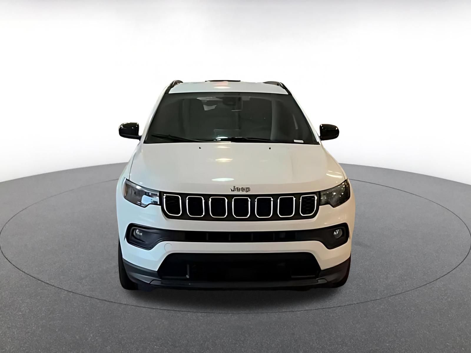 Used 2025 Jeep Compass Latitude AWD/4WD image 4