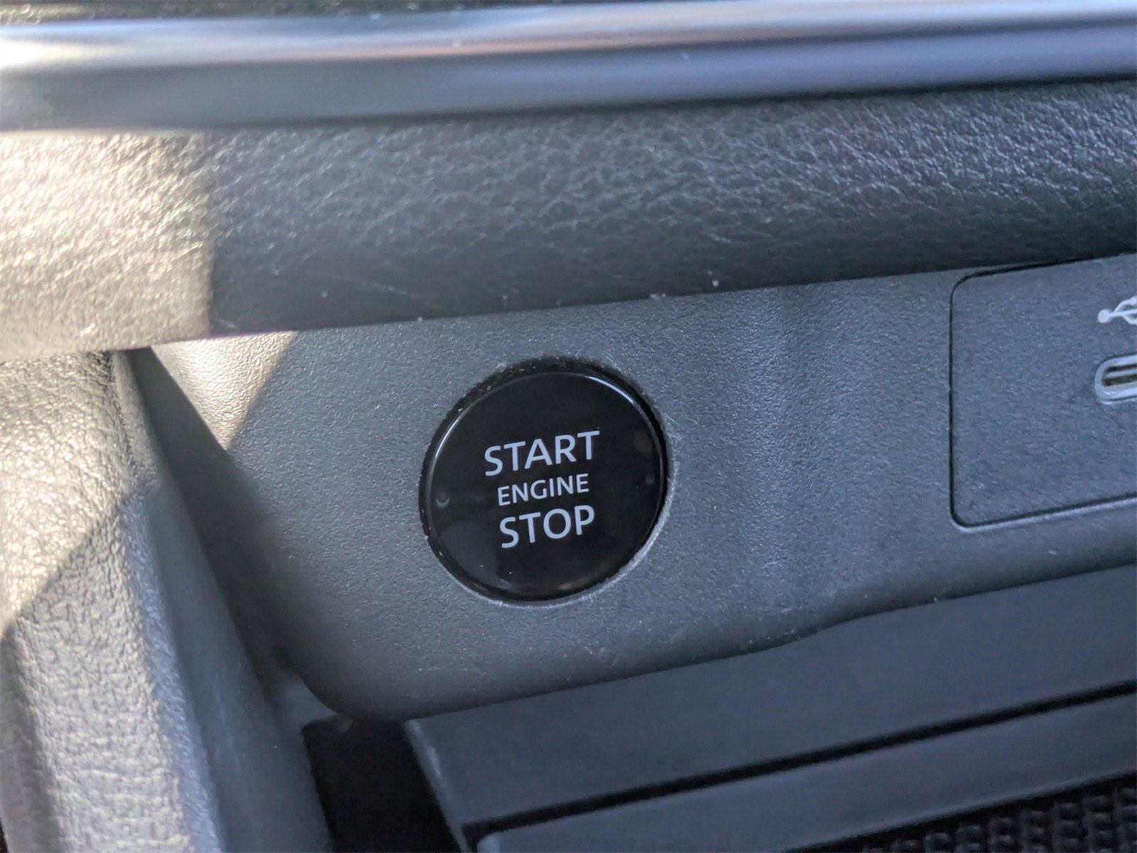 Used 2024 Nissan Rogue SV image 34