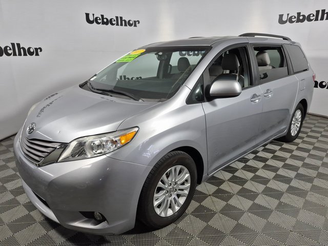 Used 2017 Toyota Sienna XLE image 3