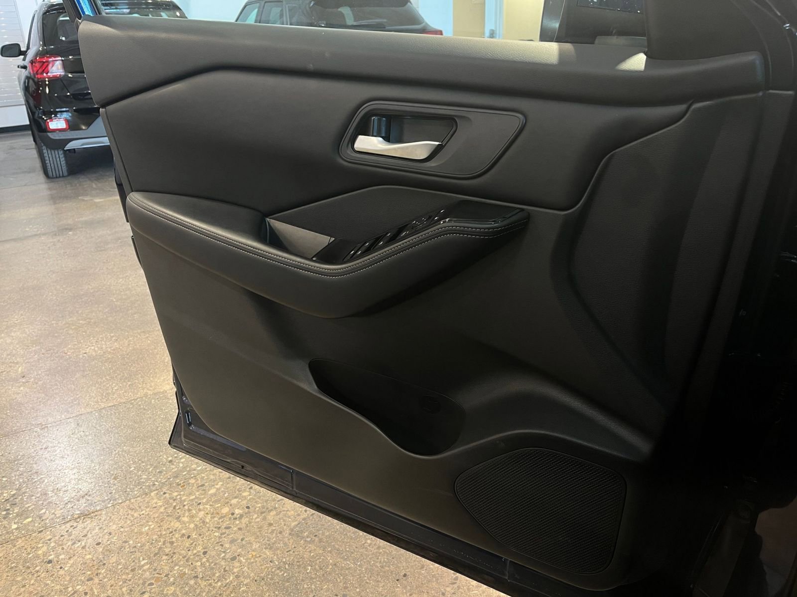 Used 2025 Nissan Rogue SV image 20