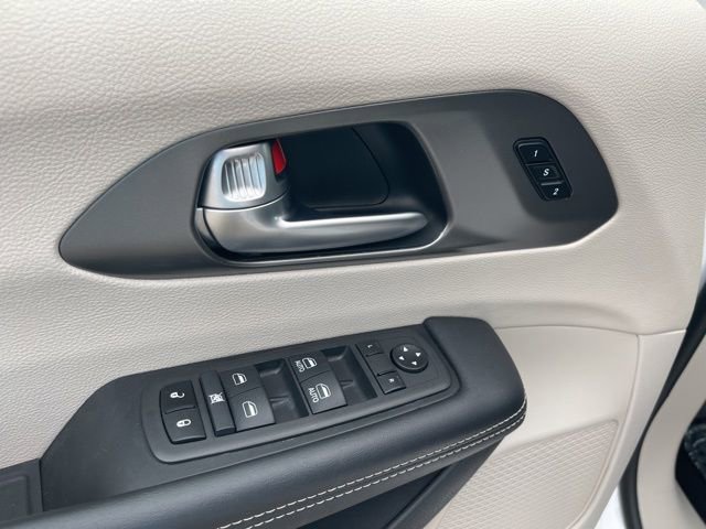 Used 2024 Chrysler Pacifica Touring-L image 6