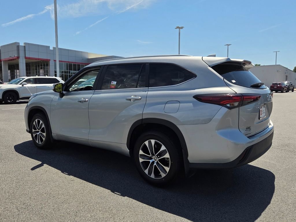 Certified 2024 Toyota Highlander XLE FWD image 9