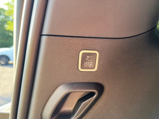 Used 2023 Jeep Wagoneer Series III w/ Premium Group I AWD/4WD image 13