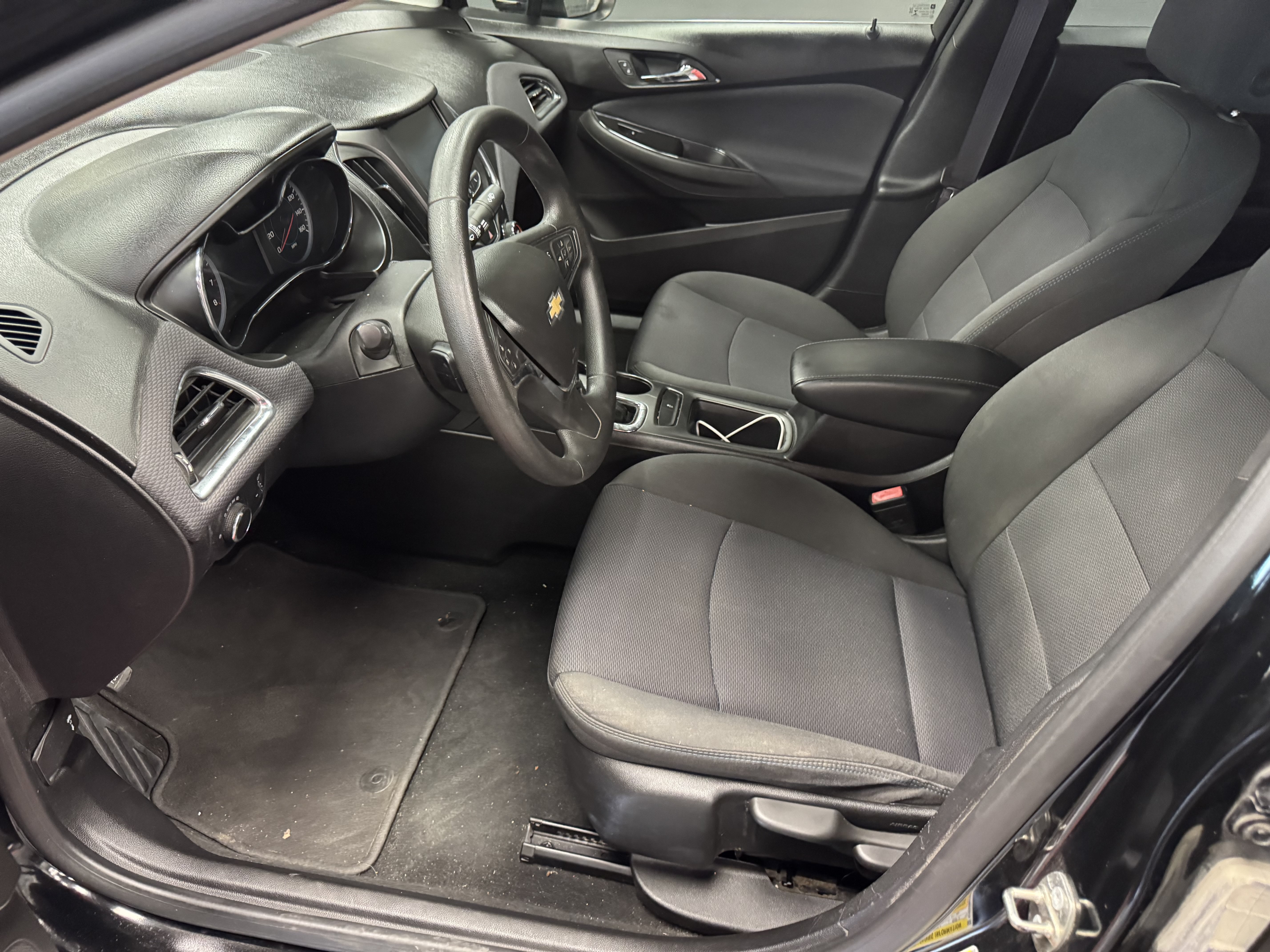 Used 2017 Chevrolet Cruze LT FWD image 9