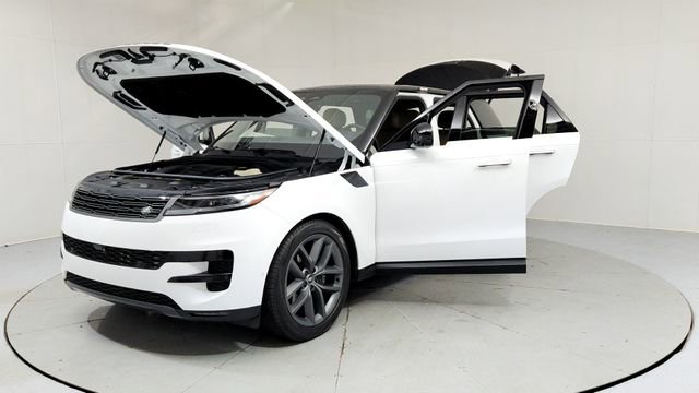 Used 2025 Land Rover Range Rover Sport SE image 9