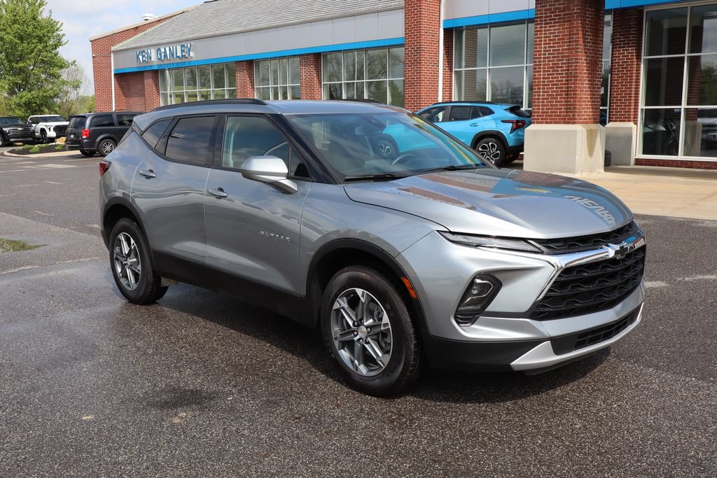 Used 2025 Chevrolet Blazer LT w/ Convenience Package AWD/4WD image 2