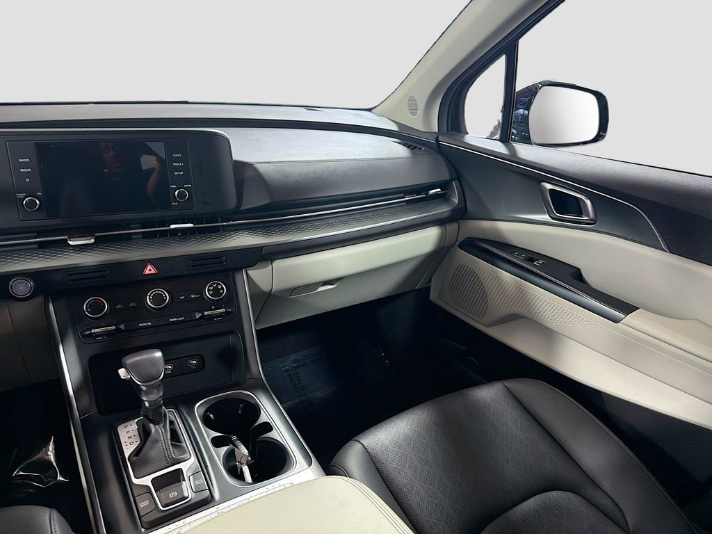 Used 2023 Kia Carnival LX FWD image 23