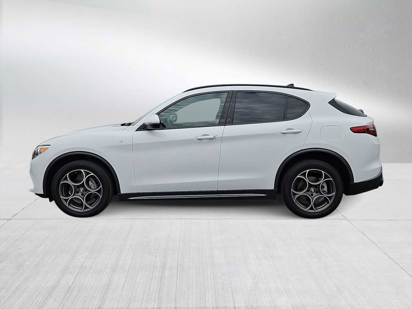 Used 2022 Alfa Romeo Stelvio Ti image 5