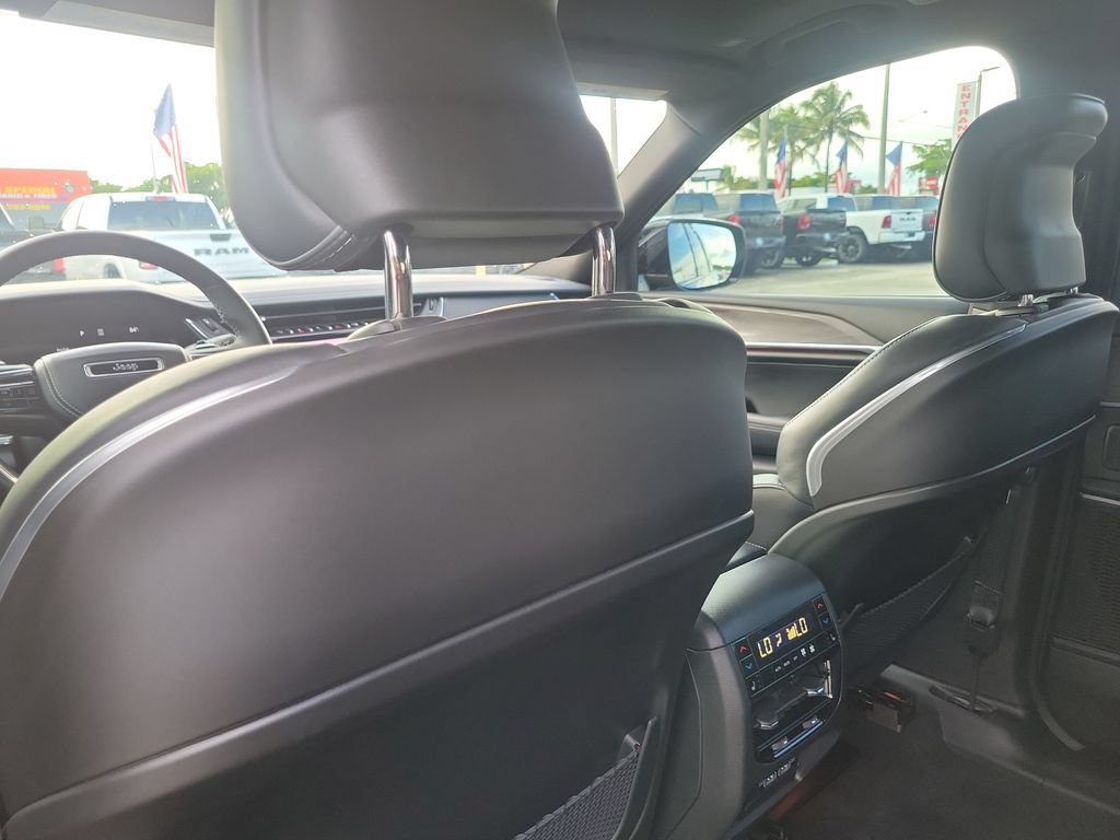 Used 2023 Jeep Grand Cherokee Overland w/ Luxury Tech Group IV RWD image 17