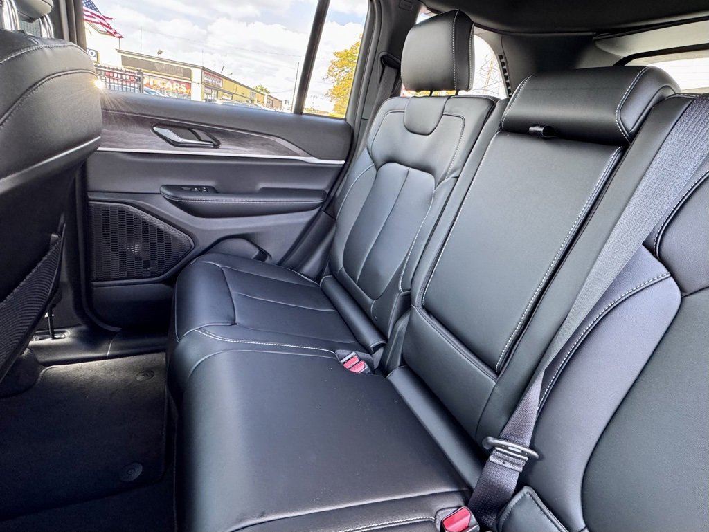 New 2025 Jeep Grand Cherokee Limited w/ Black Appearance Package image 16