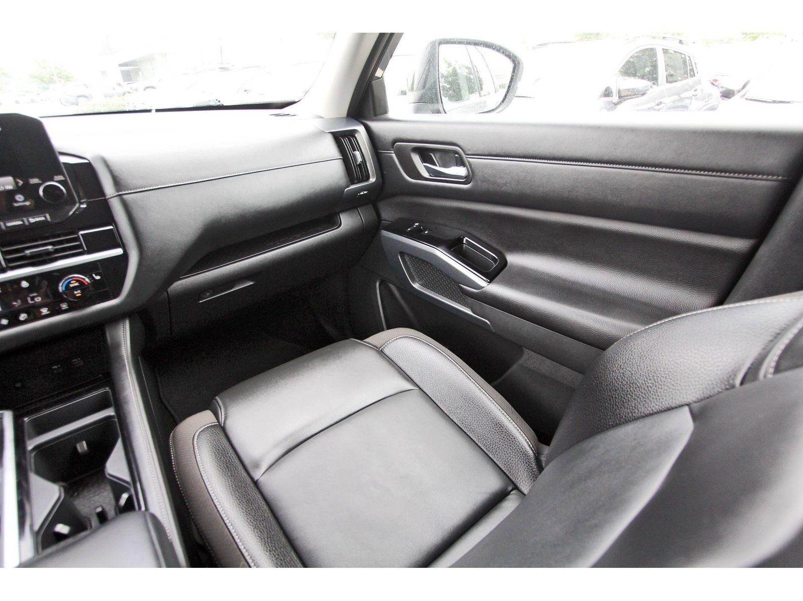 Used 2024 Nissan Pathfinder SL FWD image 10