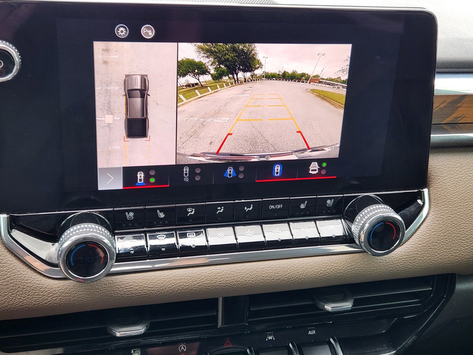 Used 2024 GMC Canyon Denali image 8