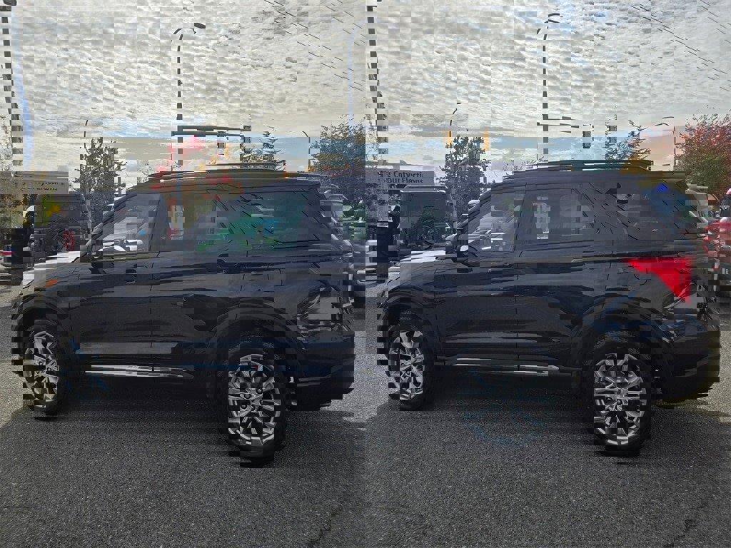 Used 2023 Ford Explorer XLT w/ Equipment Group 202A image 8