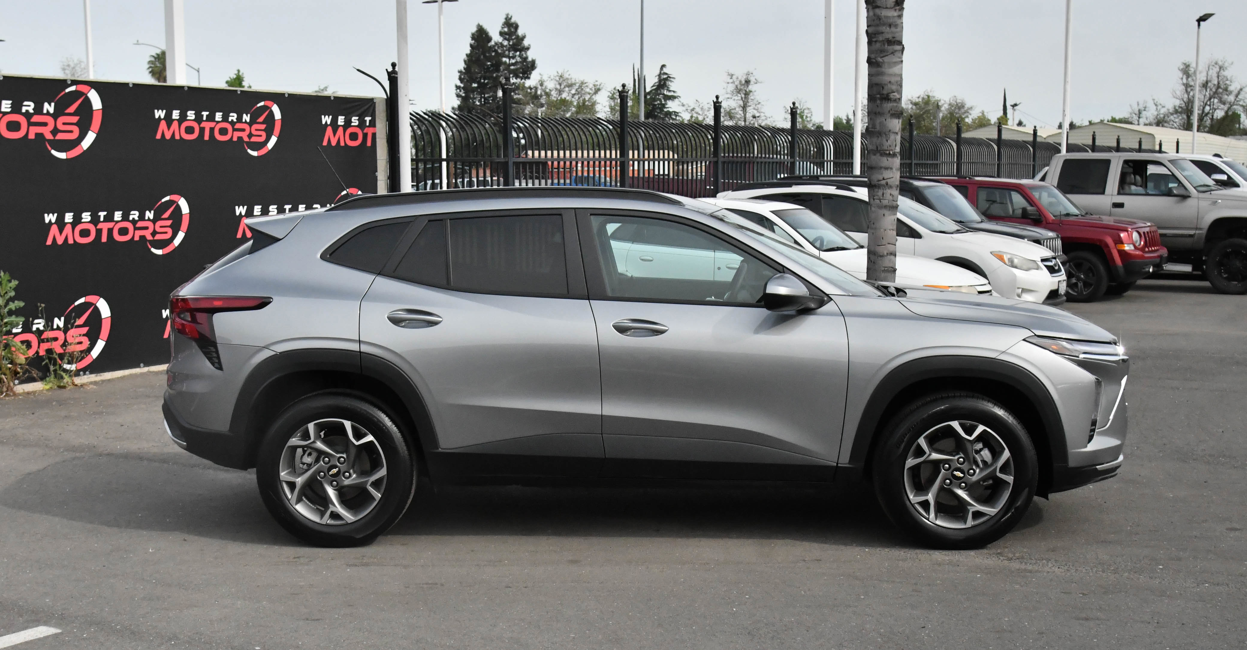 Used 2025 Chevrolet Trax LT w/ LT Convenience Package image 9