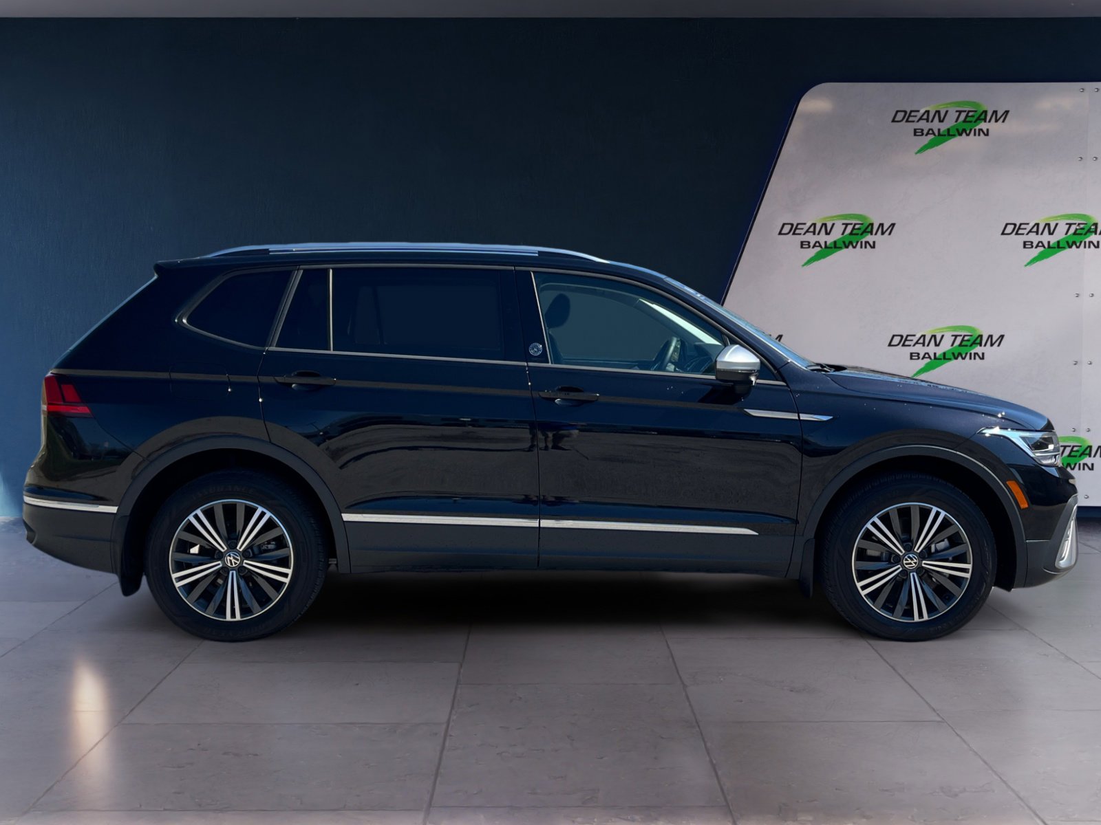 Certified 2024 Volkswagen Tiguan Wolfsburg Edition image 9