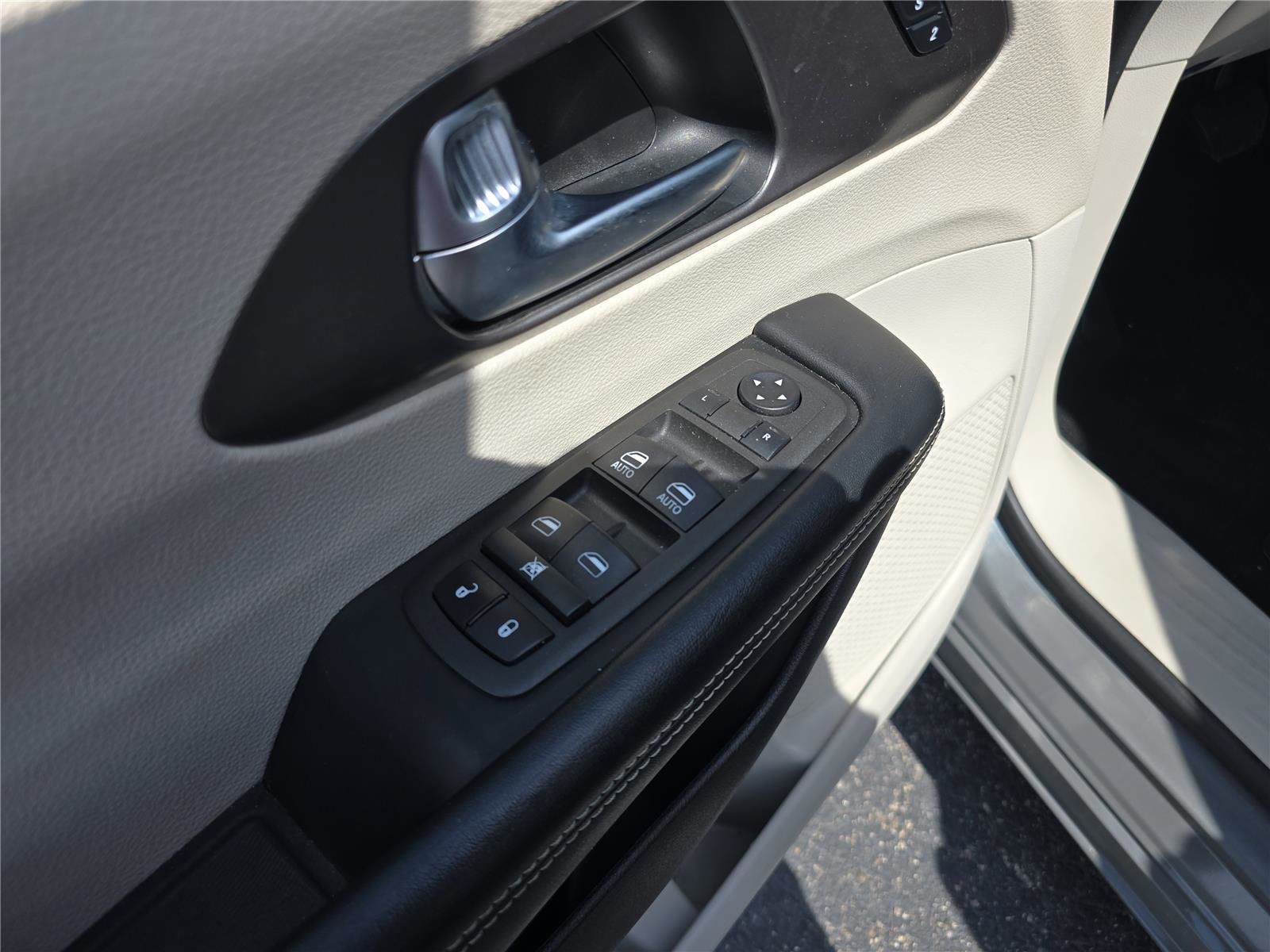 Used 2022 Chrysler Pacifica Touring-L image 19