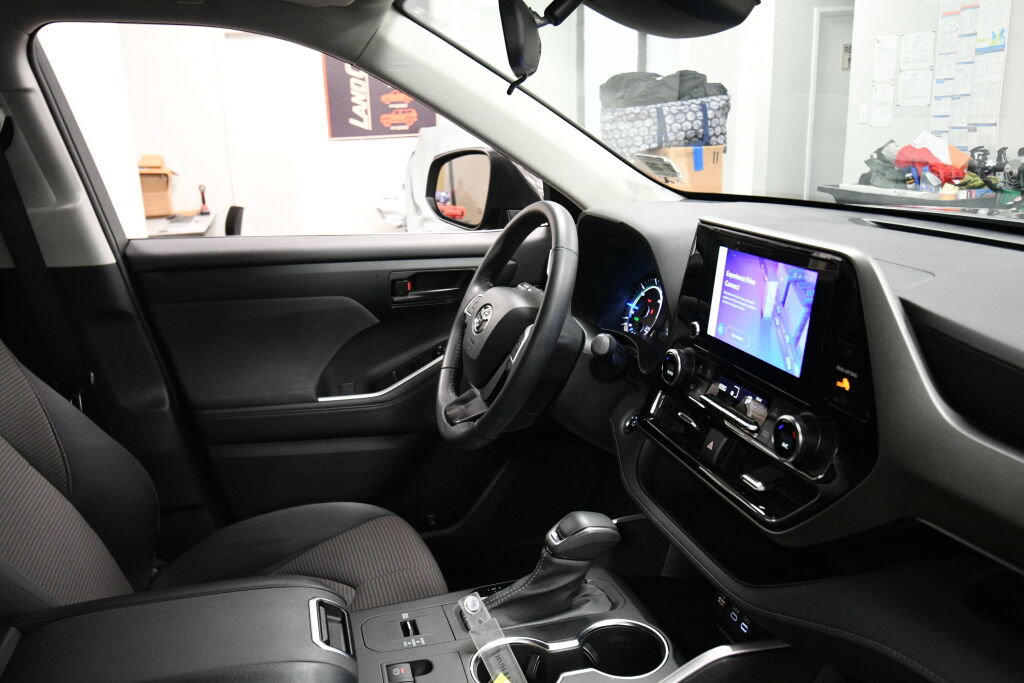 Used 2023 Toyota Highlander LE AWD/4WD image 32