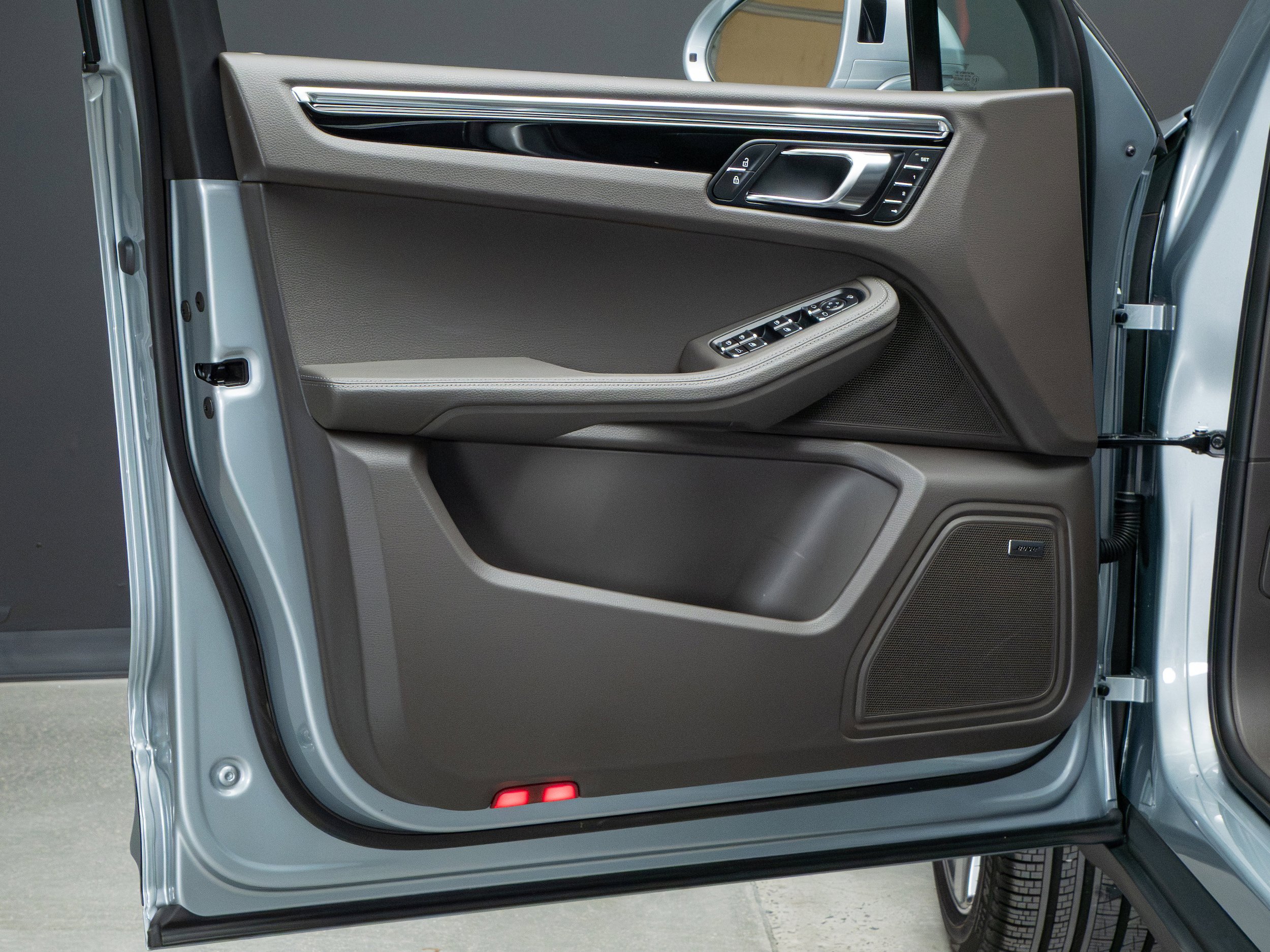 Certified 2025 Porsche Macan AWD/4WD image 25