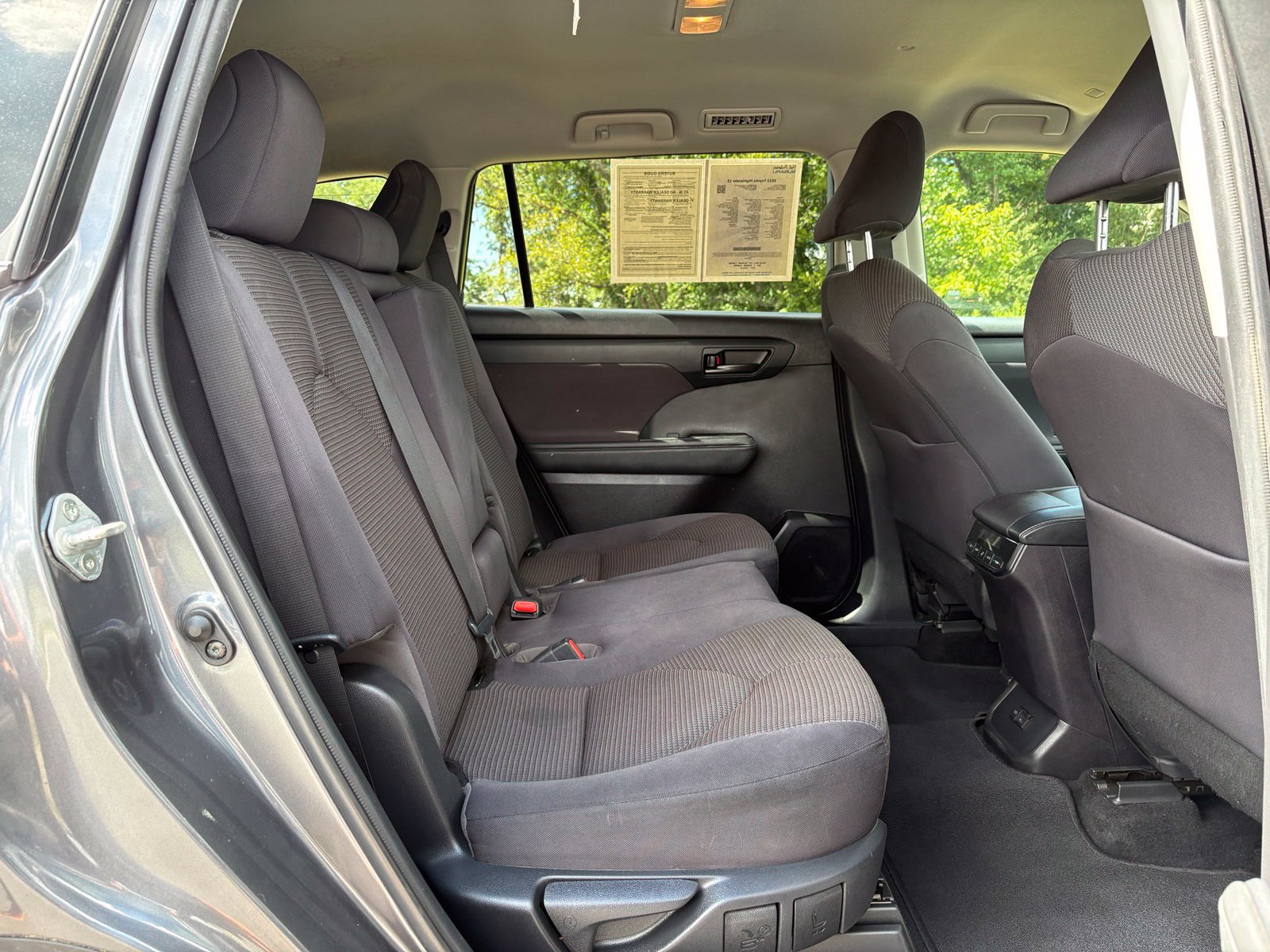 Used 2022 Toyota Highlander LE FWD image 28