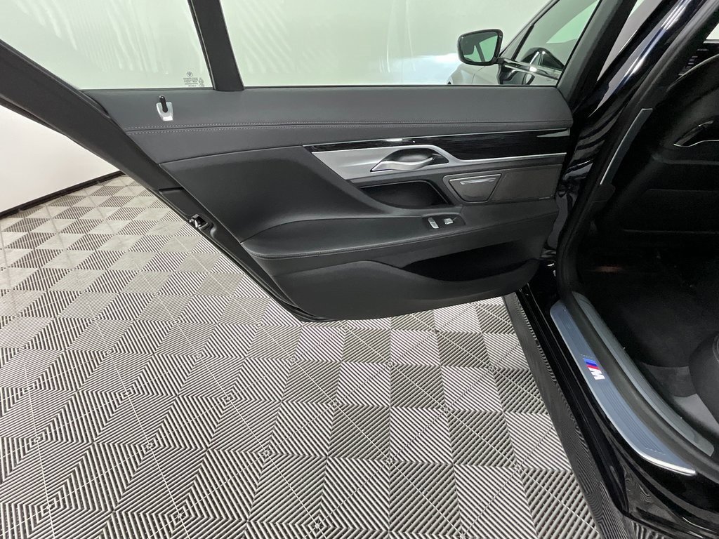 Used 2019 BMW 750i image 25