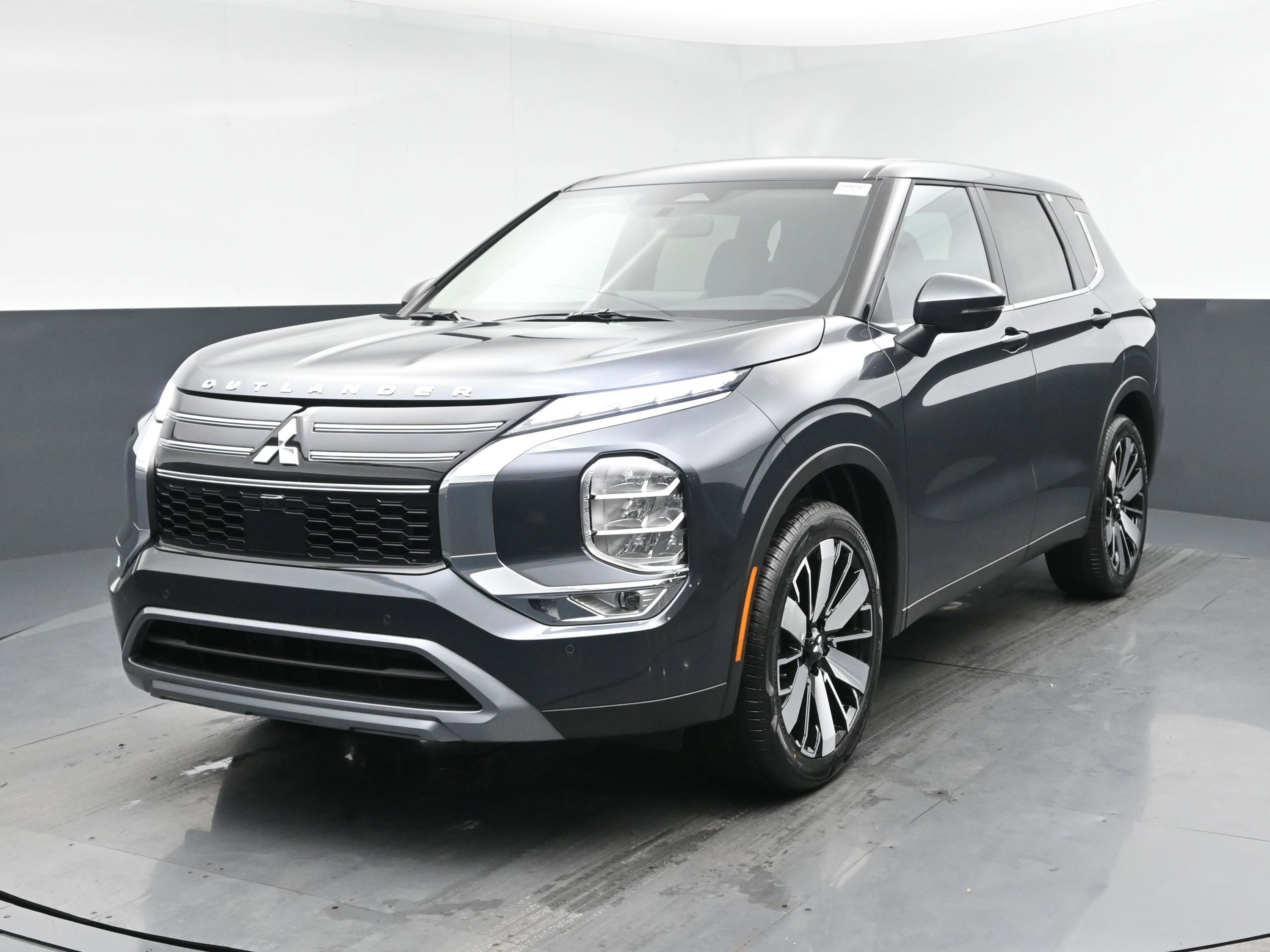 New 2025 Mitsubishi Outlander SE image 1