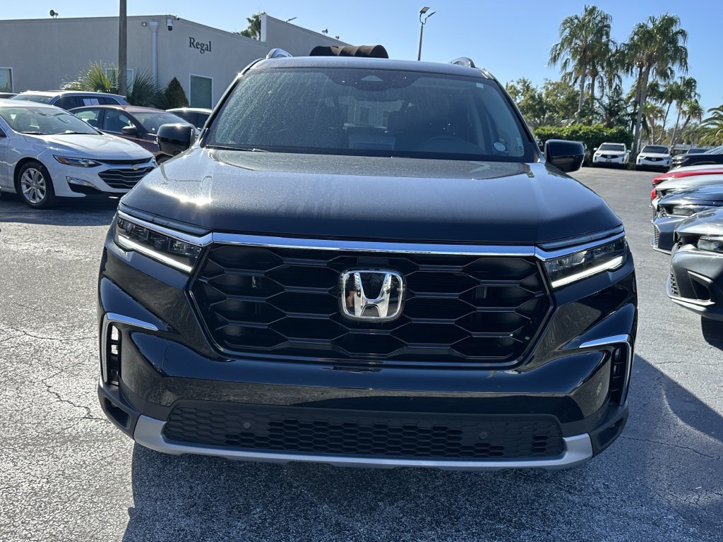 Used 2025 Honda Pilot Touring image 3