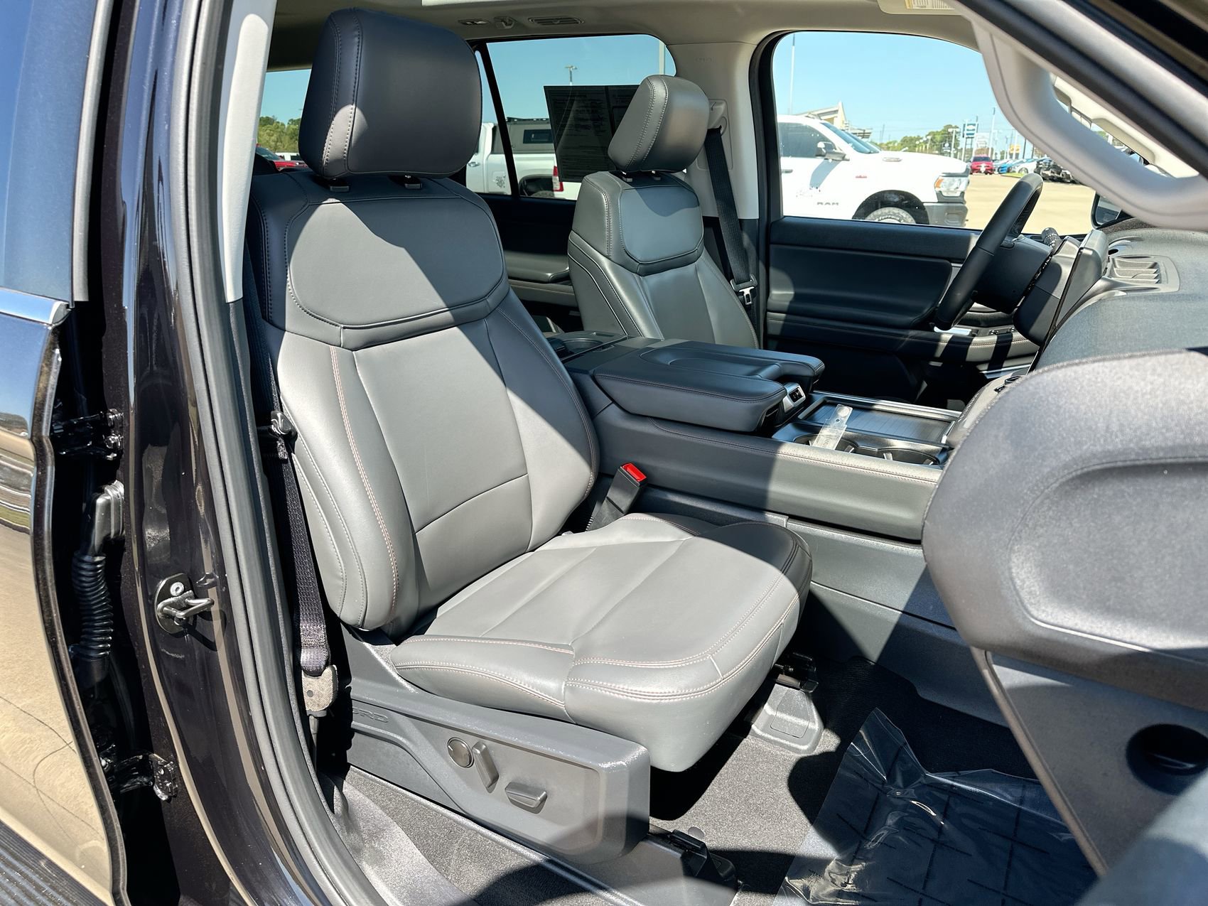Used 2025 Ford Expedition Active AWD/4WD image 29
