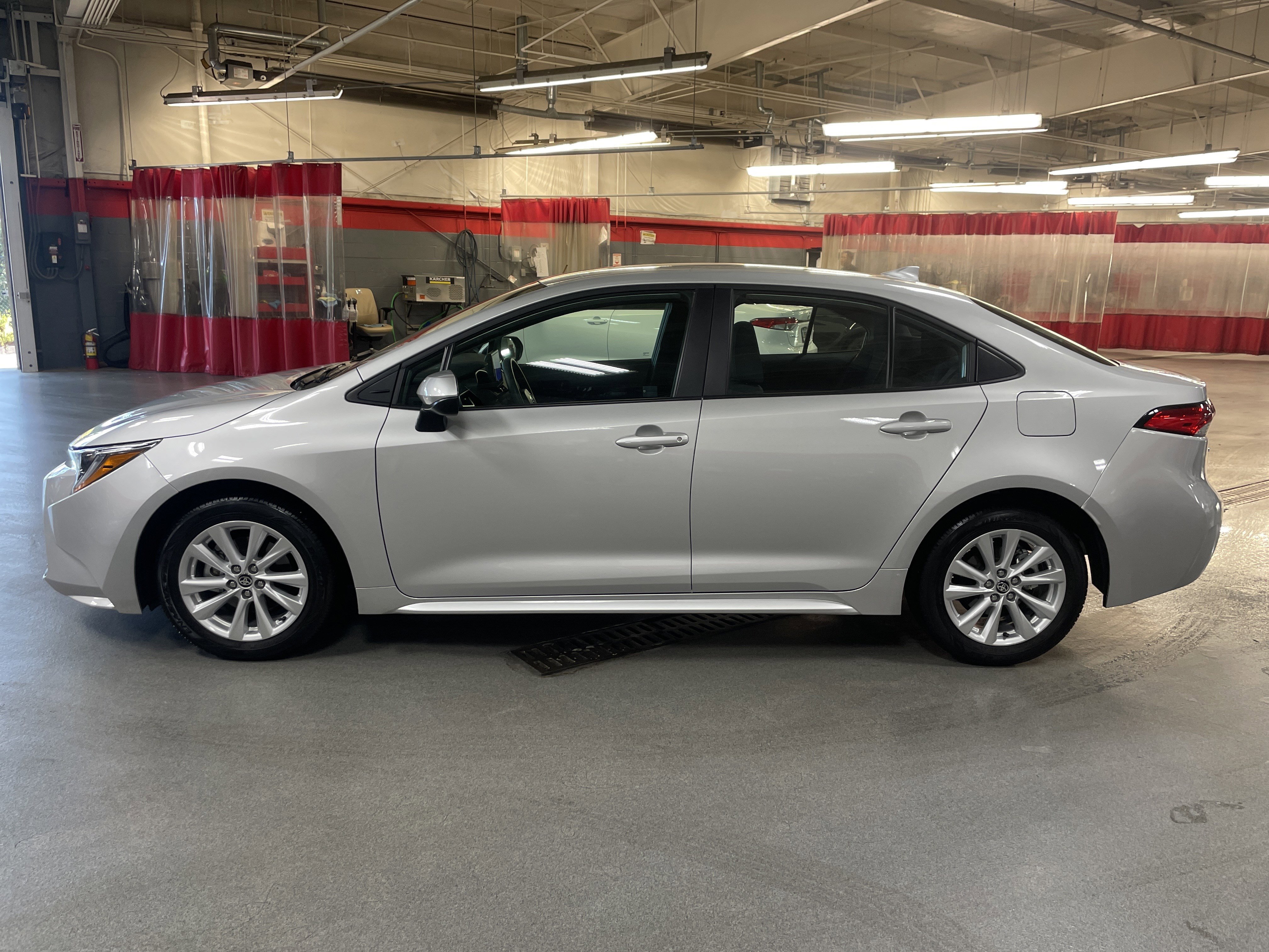 Used 2024 Toyota Corolla LE w/ LE Convenience Package image 7