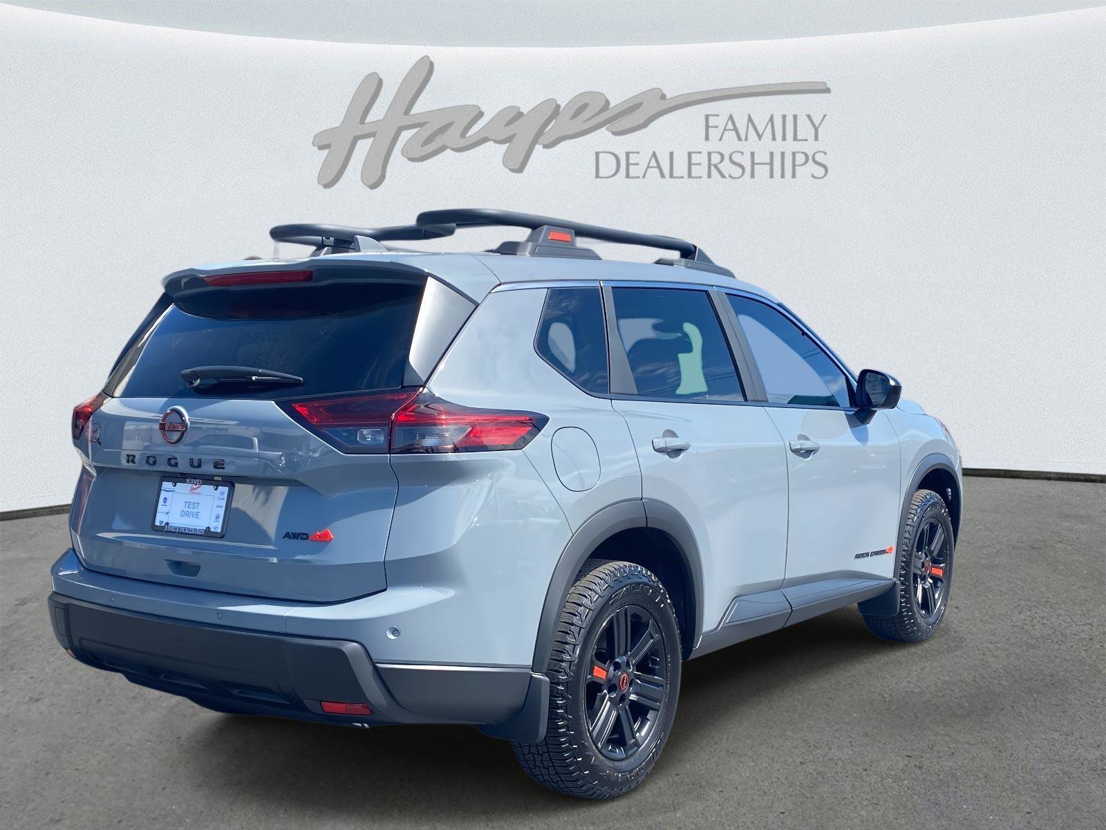 Used 2025 Nissan Rogue SV image 3