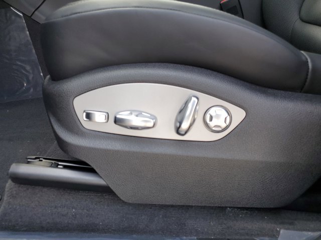 Used 2025 Porsche Macan image 24