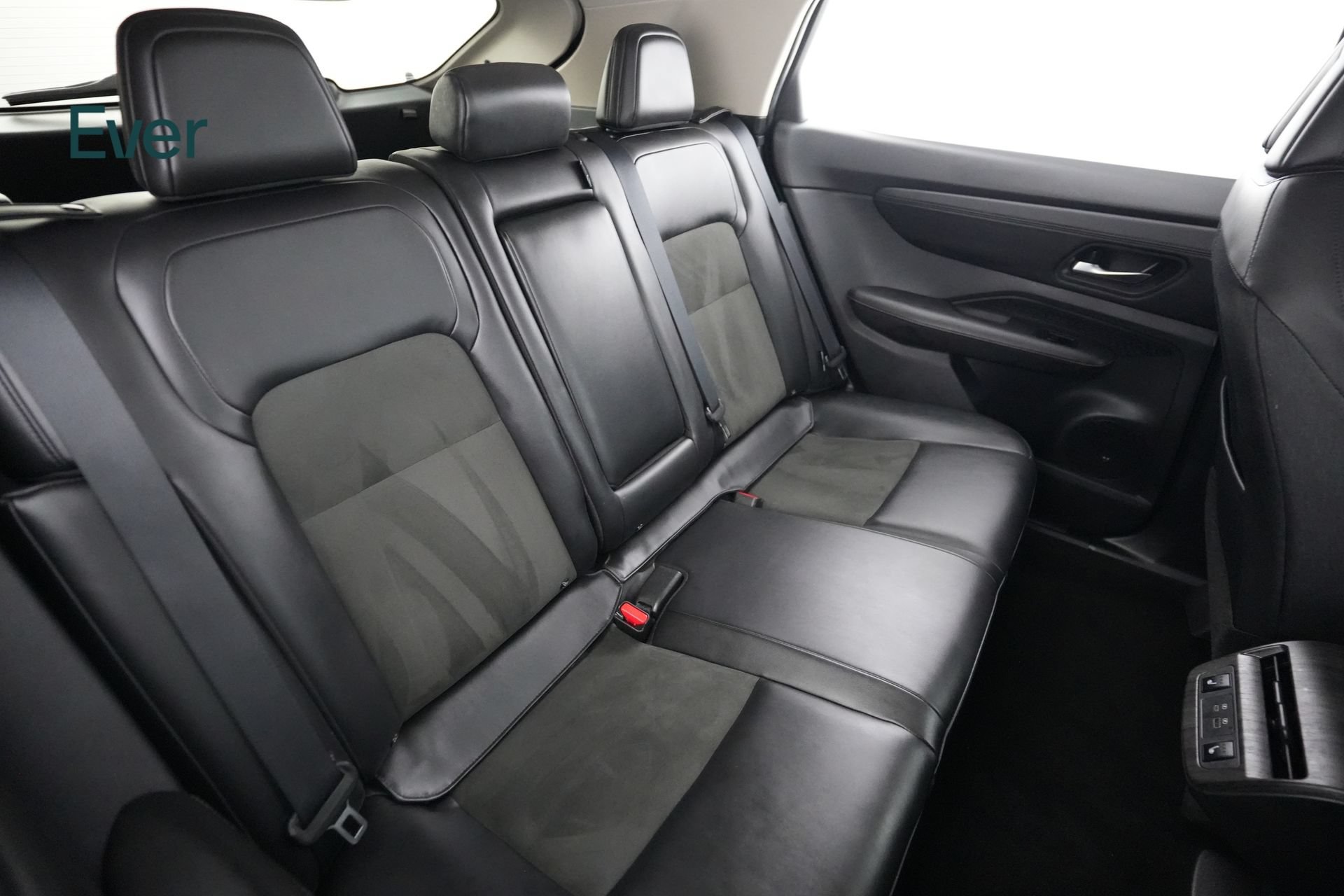 Used 2024 Nissan Ariya AWD image 5