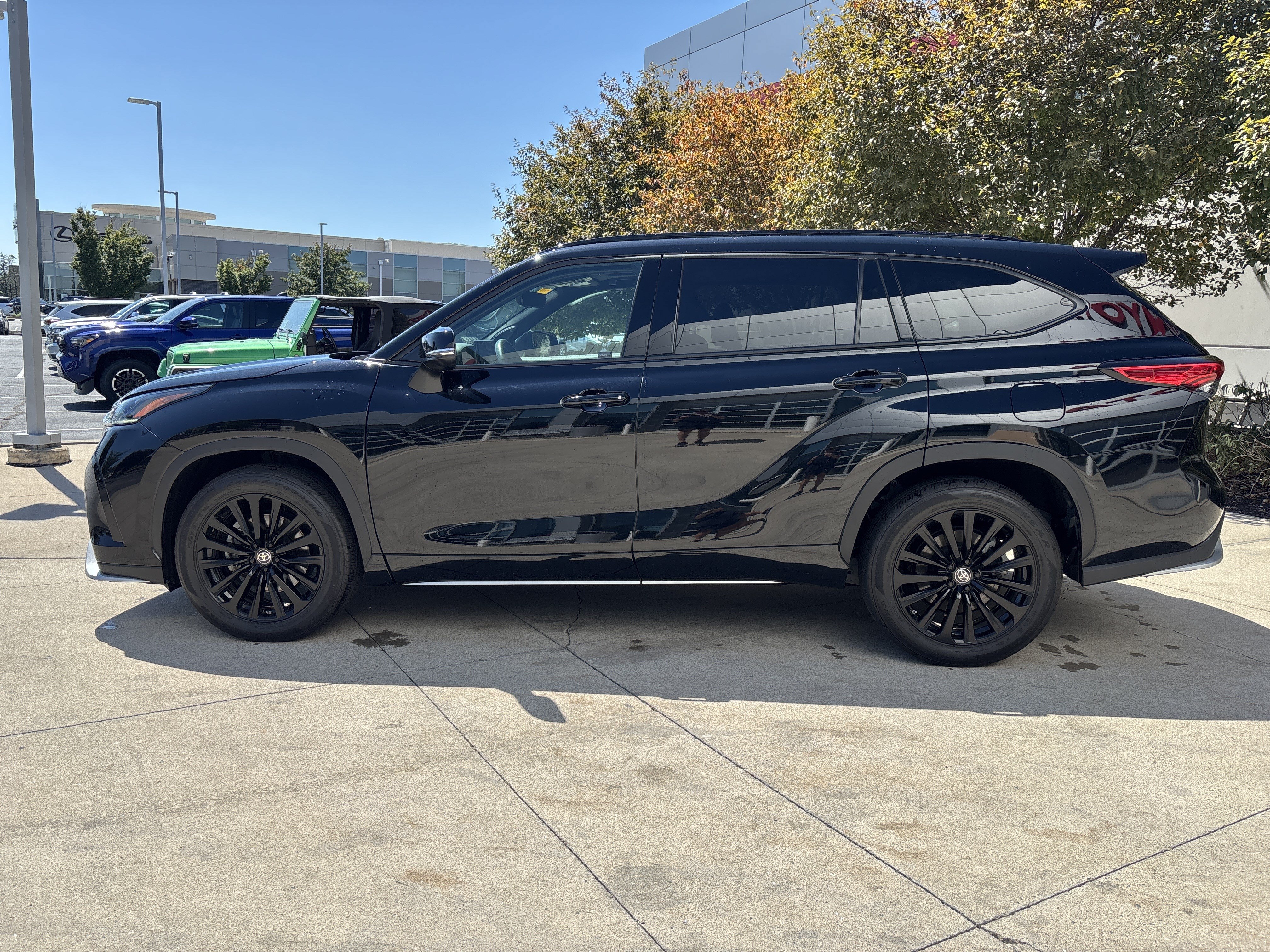 Used 2023 Toyota Highlander XSE AWD/4WD image 9