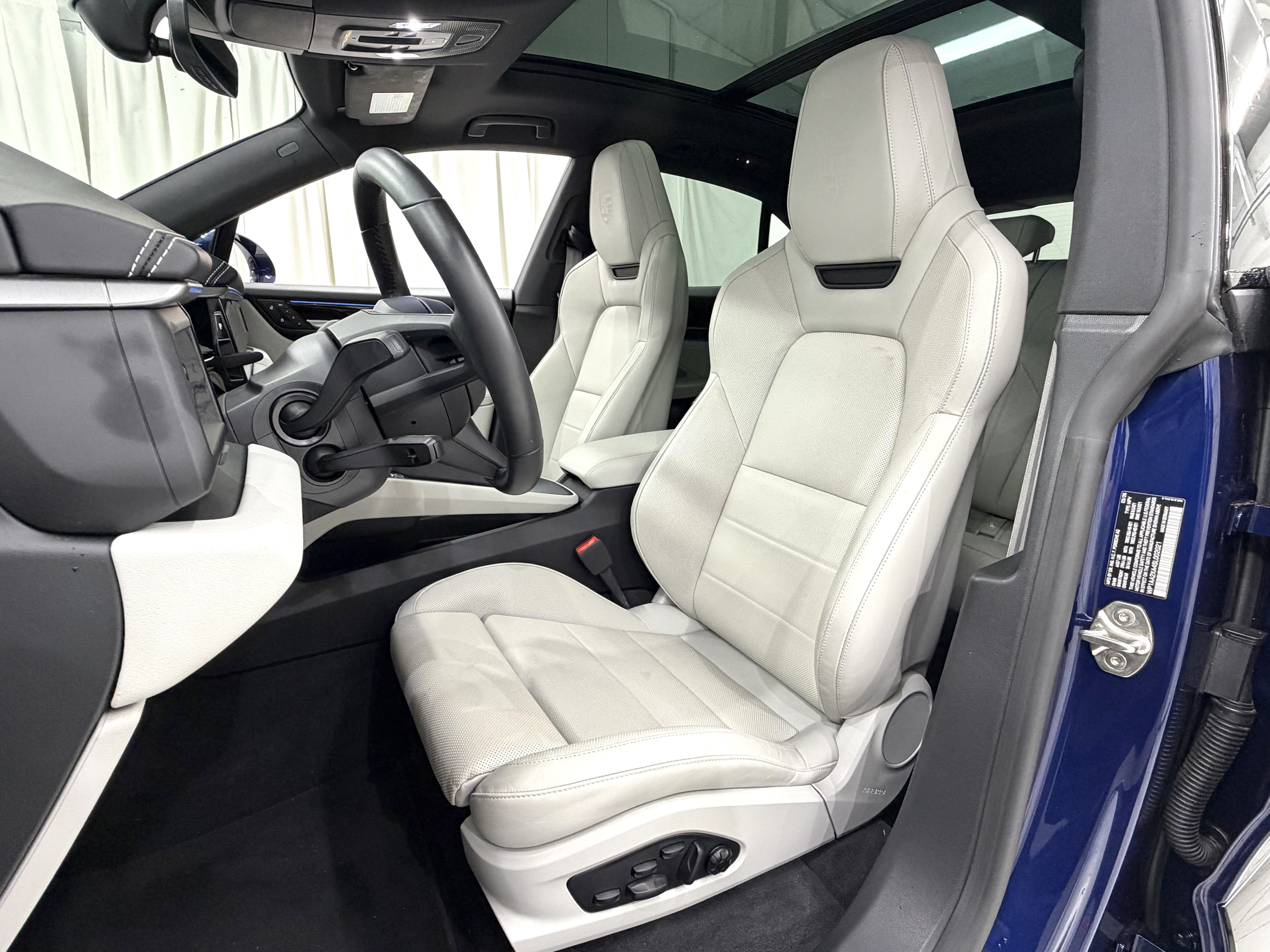 Certified 2025 Porsche Macan 4 Electric AWD/4WD image 32