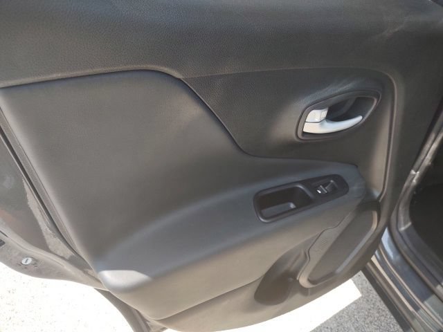 Used 2023 Jeep Renegade Latitude AWD/4WD image 17
