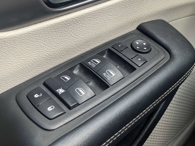 Used 2023 Chrysler Pacifica Touring-L FWD image 23