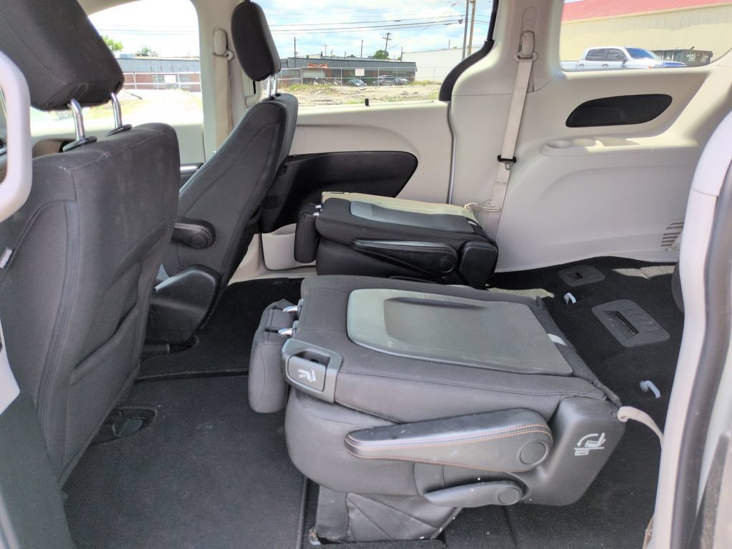 Used 2018 Chrysler Pacifica Touring Plus FWD image 26