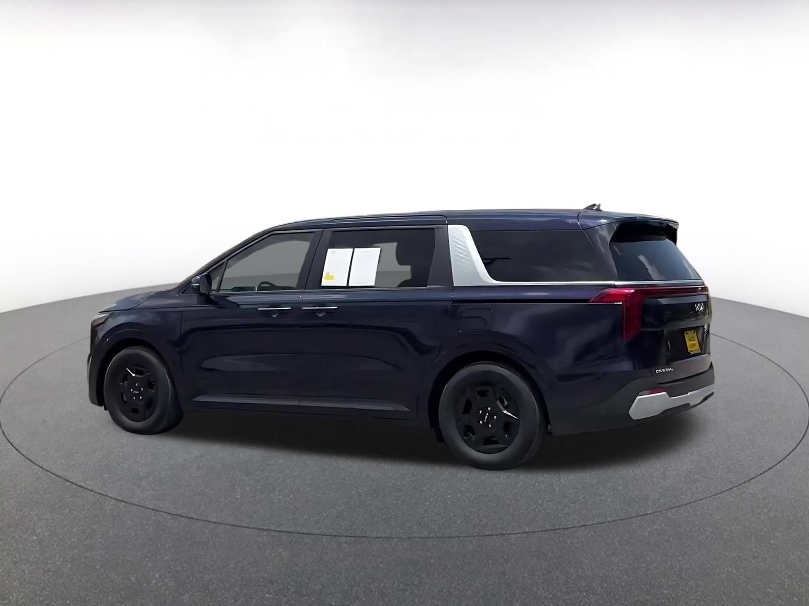 Used 2026 Kia Carnival FWD image 8