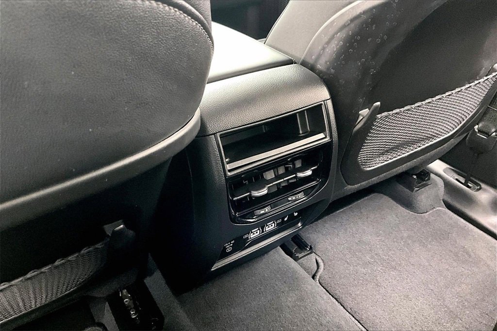 Used 2023 Jeep Grand Cherokee Limited w/ Black Appearance Package image 33