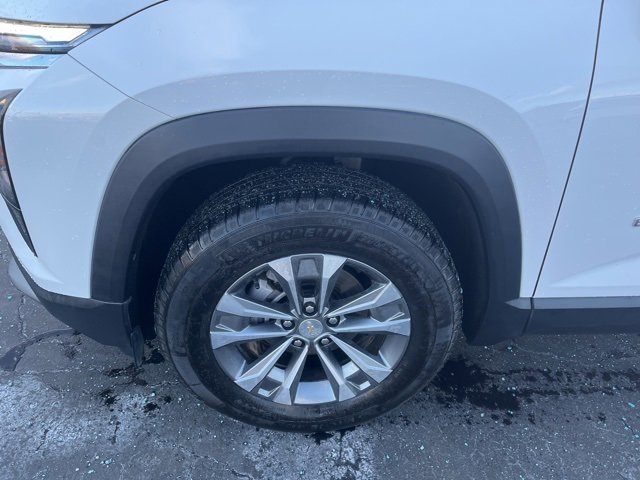 Used 2025 Chevrolet Equinox LT image 2