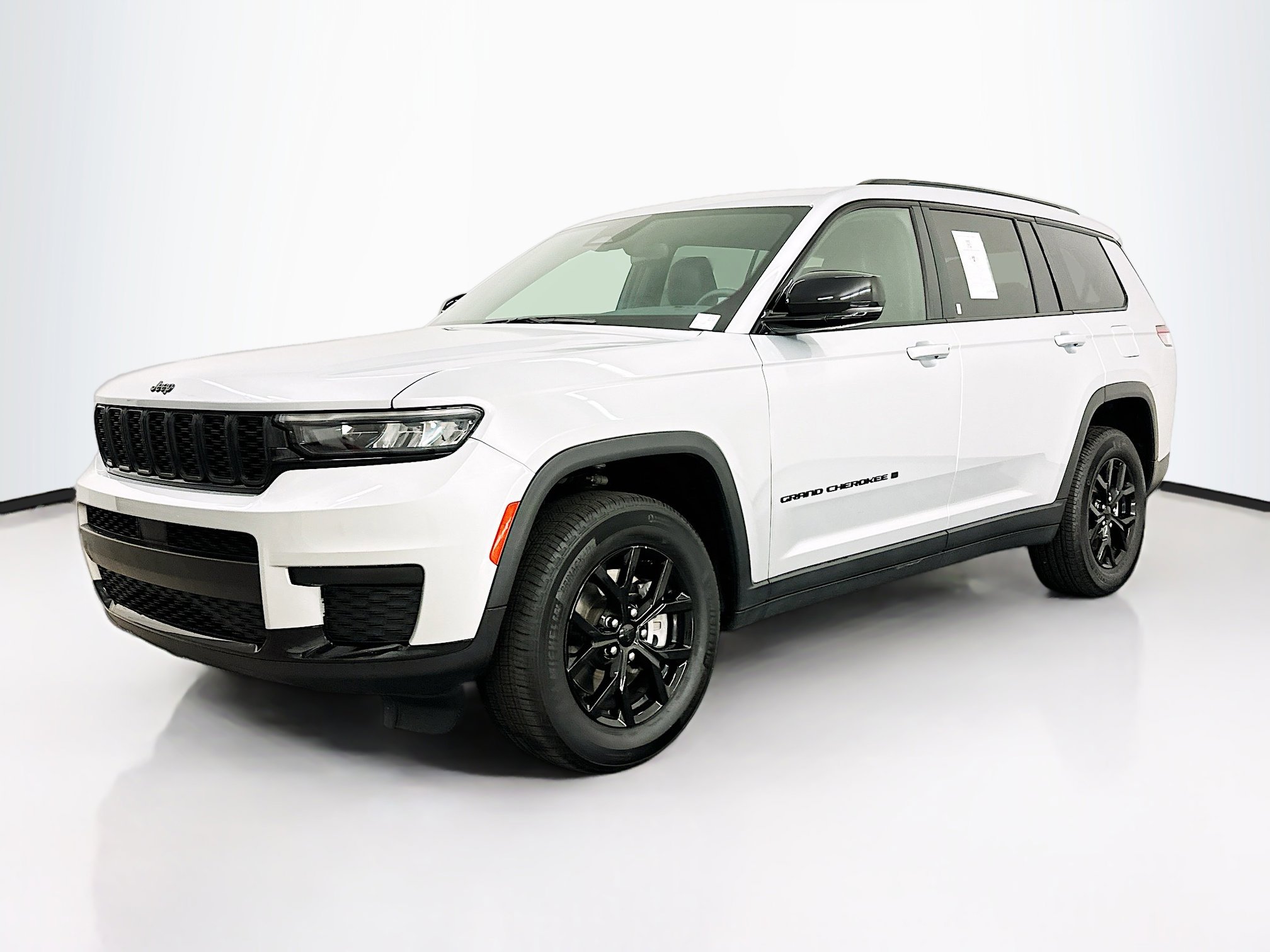 Used 2024 Jeep Grand Cherokee L Laredo image 3