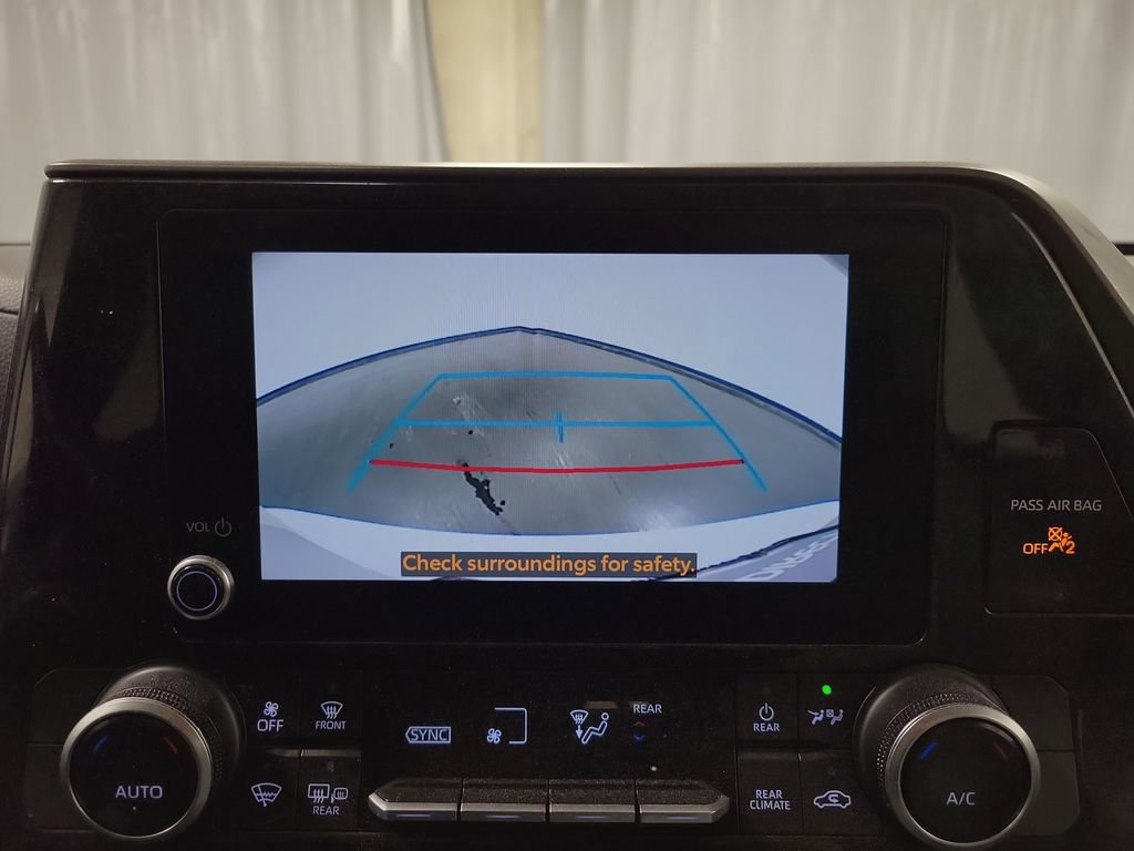 Used 2023 Toyota Highlander LE AWD/4WD image 19